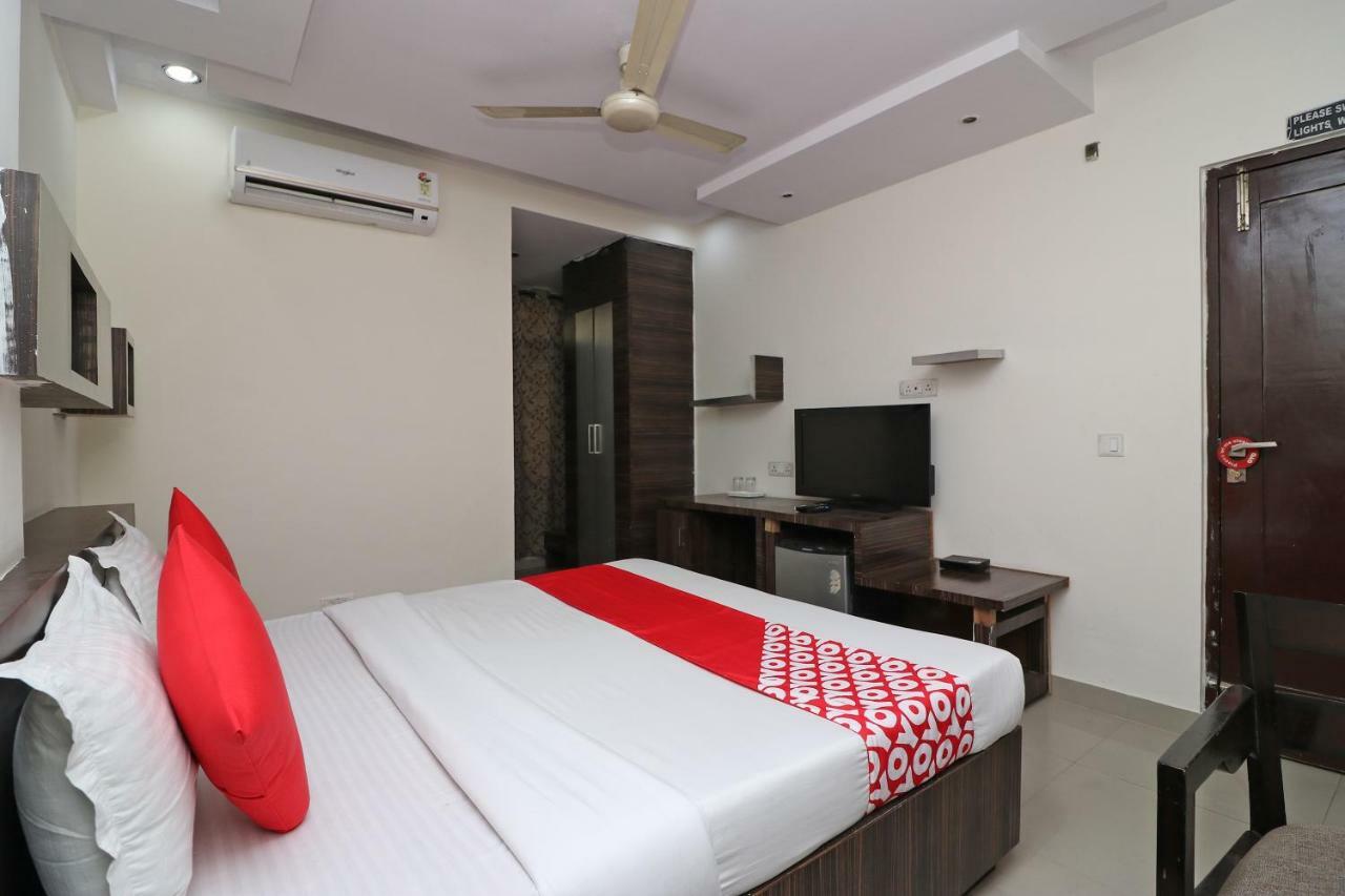Vaccinated Staff- Oyo 3863 Iris Hotel New Delhi